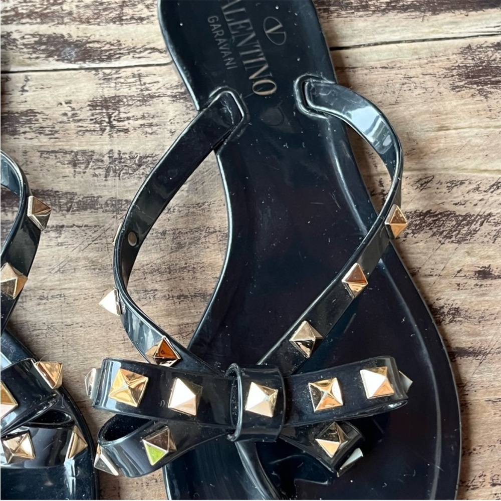 Valentino Garavani Rockstud Bow Rubber Slipper Thong Sandals - Picture 5 of 8